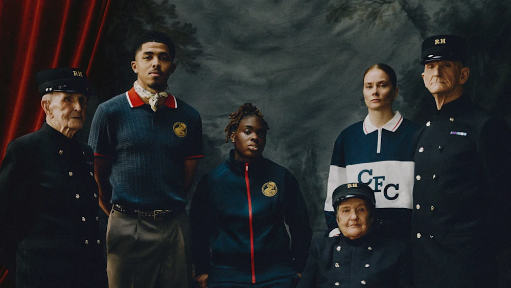 El Chelsea presenta su colección retro con trajes antiguos de la policía británica
