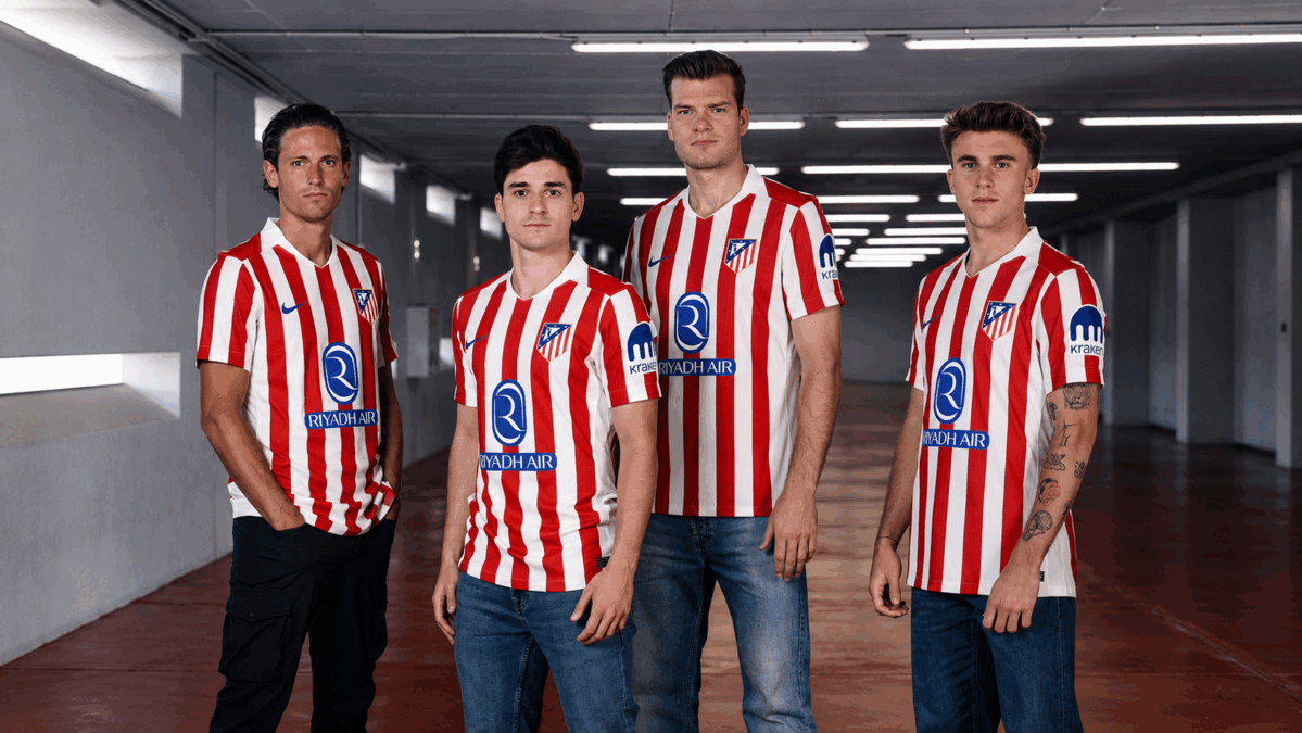 El atletico de madrid vistiendo sus colores habituales con franjas verticales