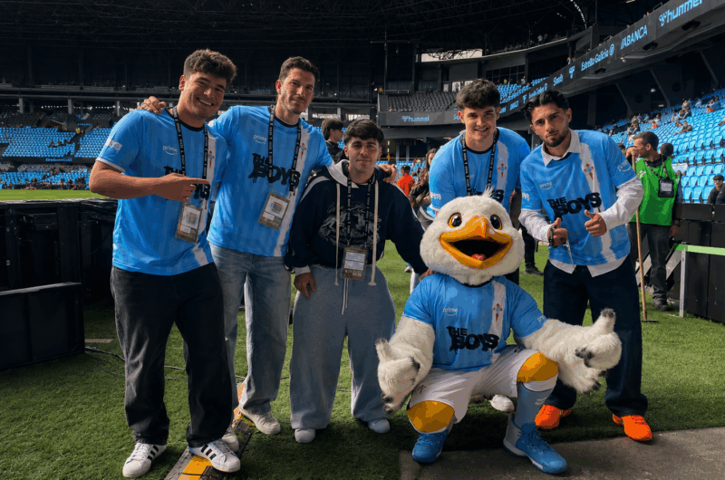 Colaboración del Celta y TheBoys vestida por diferentes influencers en Balaídos